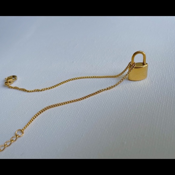 Padlock Pendant Bracelet - Picture 2 of 3